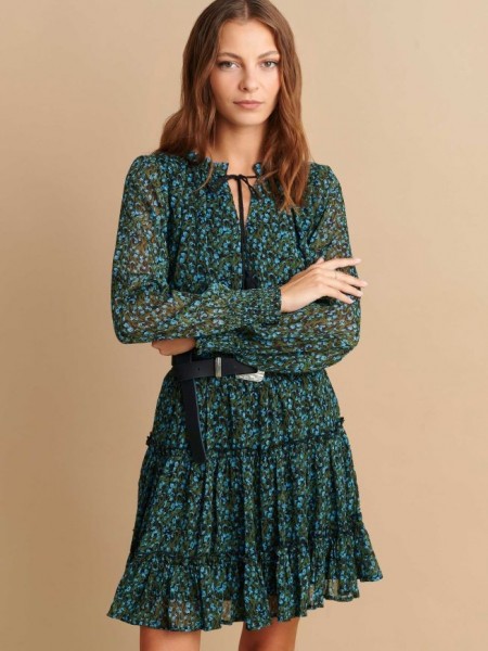 Floral printed πετρόλ μακρυμάνικο κοντό φόρεμα από μουσελίνα με βολάν σε επίπεδα στο κάτω μέρος, λάστιχο στη μέση, και κλείσιμο με κορδόνι στην V-λαιμόκοψη Attrattivo