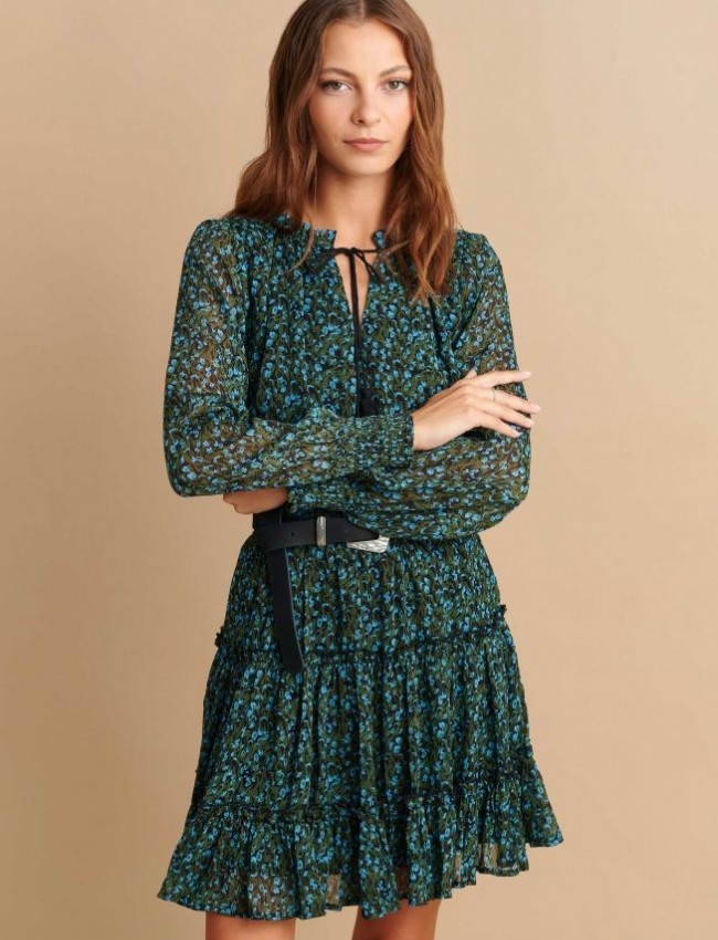 Floral printed πετρόλ μακρυμάνικο κοντό φόρεμα από μουσελίνα με βολάν σε επίπεδα στο κάτω μέρος, λάστιχο στη μέση, και κλείσιμο με κορδόνι στην V-λαιμόκοψη Attrattivo