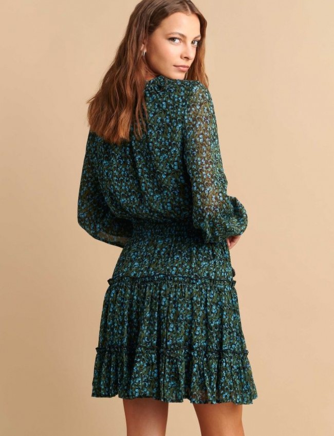 Floral printed πετρόλ μακρυμάνικο κοντό φόρεμα από μουσελίνα με βολάν σε επίπεδα στο κάτω μέρος, λάστιχο στη μέση, και κλείσιμο με κορδόνι στην V-λαιμόκοψη Attrattivo