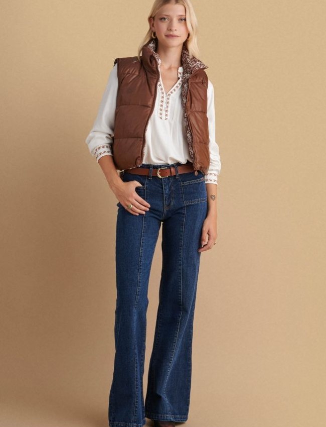 Blue jean mid waist παντελόνι σε flare γραμμή, με κάθετες ραφές μπροστά, τετράγωνες μικρές σχεδιαστικές τσέπες και κλείσιμο με κρυφό φερμουάρ και κουμπί μπροστά Attrattivo 
