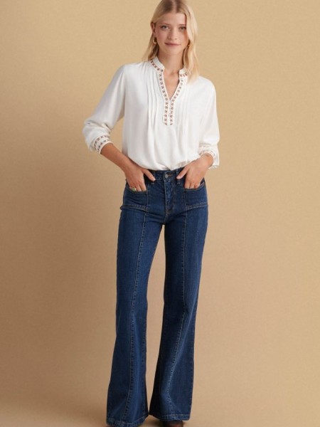 Blue jean mid waist παντελόνι σε flare γραμμή, με κάθετες ραφές μπροστά, τετράγωνες μικρές σχεδιαστικές τσέπες και κλείσιμο με κρυφό φερμουάρ και κουμπί μπροστά Attrattivo 