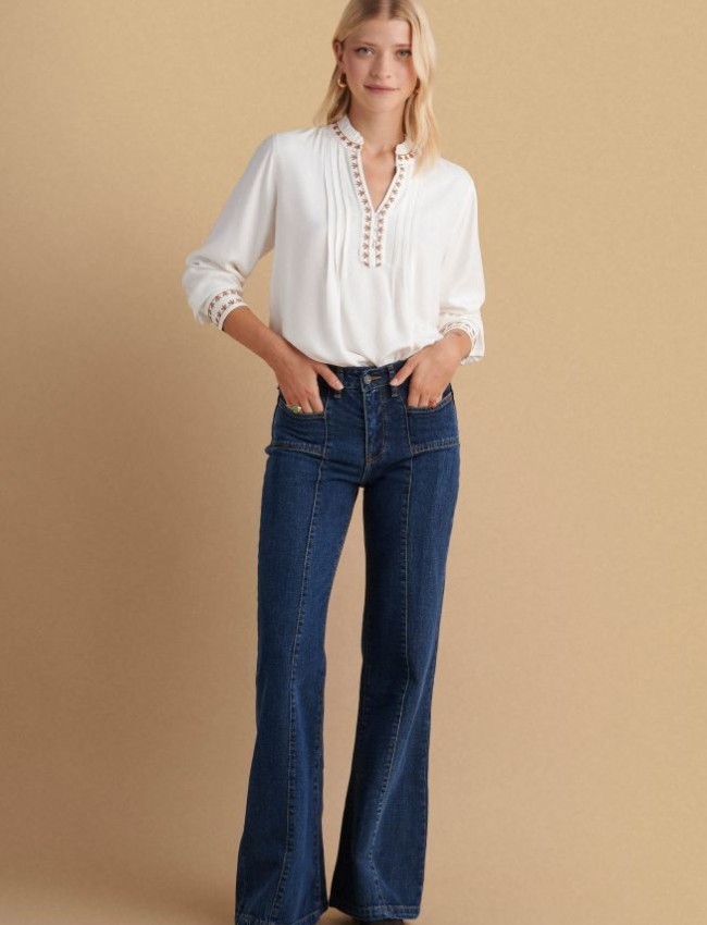 Blue jean mid waist παντελόνι σε flare γραμμή, με κάθετες ραφές μπροστά, τετράγωνες μικρές σχεδιαστικές τσέπες και κλείσιμο με κρυφό φερμουάρ και κουμπί μπροστά Attrattivo 