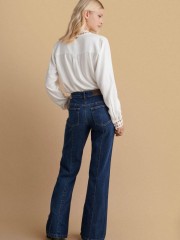 Blue jean mid waist παντελόνι σε flare γραμμή, με κάθετες ραφές μπροστά, τετράγωνες μικρές σχεδιαστικές τσέπες και κλείσιμο με κρυφό φερμουάρ και κουμπί μπροστά Attrattivo 