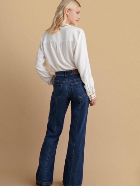 Blue jean mid waist παντελόνι σε flare γραμμή, με κάθετες ραφές μπροστά, τετράγωνες μικρές σχεδιαστικές τσέπες και κλείσιμο με κρυφό φερμουάρ και κουμπί μπροστά Attrattivo 