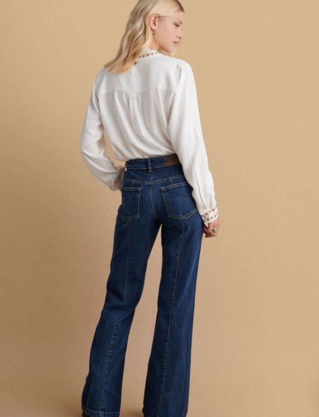 Blue jean mid waist παντελόνι σε flare γραμμή, με κάθετες ραφές μπροστά, τετράγωνες μικρές σχεδιαστικές τσέπες και κλείσιμο με κρυφό φερμουάρ και κουμπί μπροστά Attrattivo 