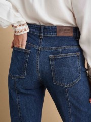 Blue jean mid waist παντελόνι σε flare γραμμή, με κάθετες ραφές μπροστά, τετράγωνες μικρές σχεδιαστικές τσέπες και κλείσιμο με κρυφό φερμουάρ και κουμπί μπροστά Attrattivo 