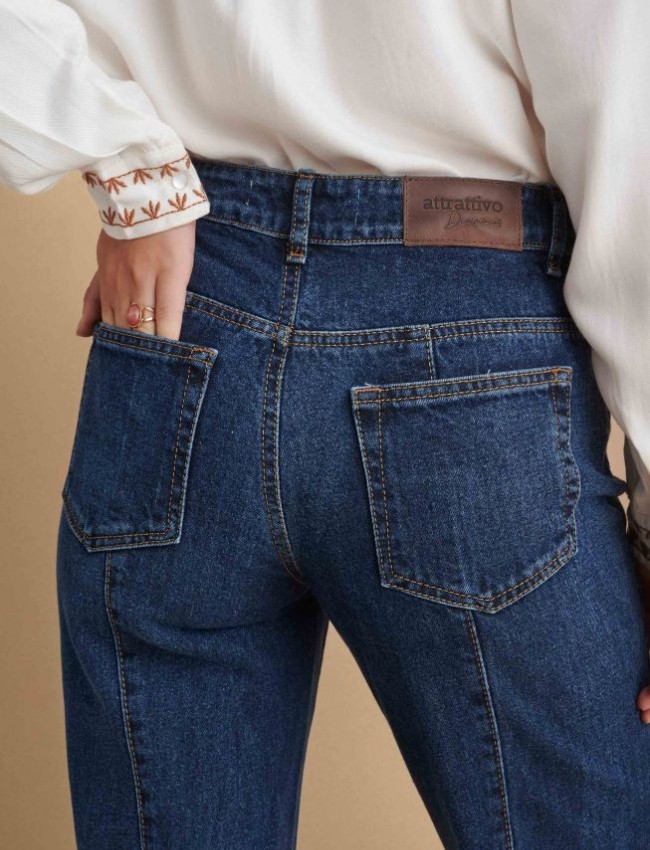 Blue jean mid waist παντελόνι σε flare γραμμή, με κάθετες ραφές μπροστά, τετράγωνες μικρές σχεδιαστικές τσέπες και κλείσιμο με κρυφό φερμουάρ και κουμπί μπροστά Attrattivo 