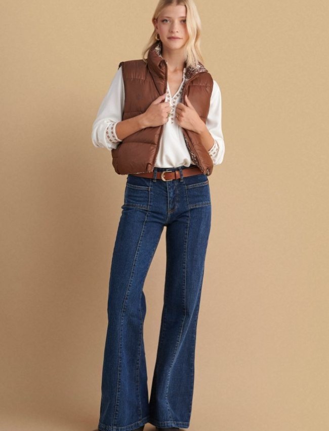Blue jean mid waist παντελόνι σε flare γραμμή, με κάθετες ραφές μπροστά, τετράγωνες μικρές σχεδιαστικές τσέπες και κλείσιμο με κρυφό φερμουάρ και κουμπί μπροστά Attrattivo 