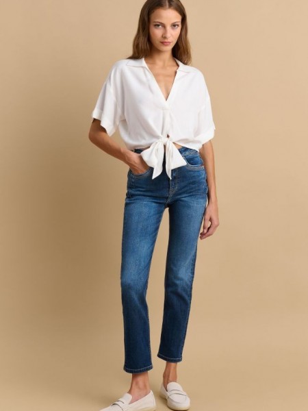 Blue jean ψηλόμεσο regular-fit παντελόνι με μικρά ξεβάμματα, ιδιαίτερα γαζιά και τετράγωνες τσέπες πίσω Attrattivo 
