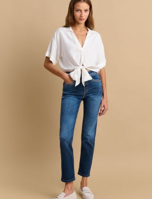 Blue jean ψηλόμεσο regular-fit παντελόνι με μικρά ξεβάμματα, ιδιαίτερα γαζιά και τετράγωνες τσέπες πίσω Attrattivo 