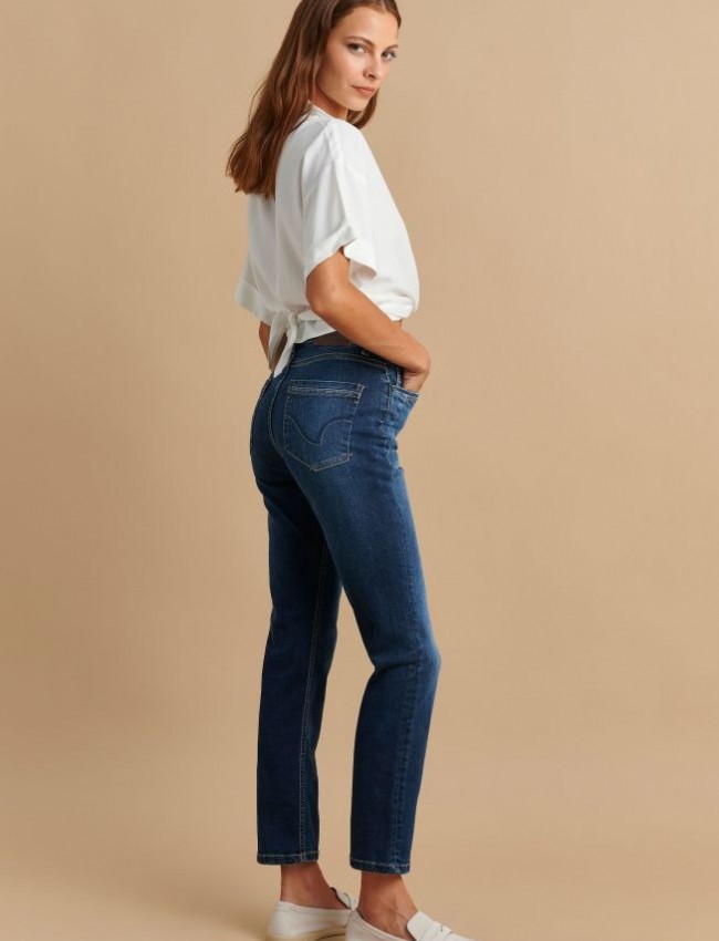Blue jean ψηλόμεσο regular-fit παντελόνι με μικρά ξεβάμματα, ιδιαίτερα γαζιά και τετράγωνες τσέπες πίσω Attrattivo 