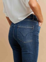 Blue jean ψηλόμεσο regular-fit παντελόνι με μικρά ξεβάμματα, ιδιαίτερα γαζιά και τετράγωνες τσέπες πίσω Attrattivo 