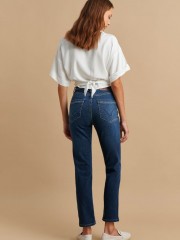 Blue jean ψηλόμεσο regular-fit παντελόνι με μικρά ξεβάμματα, ιδιαίτερα γαζιά και τετράγωνες τσέπες πίσω Attrattivo 