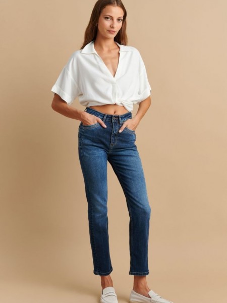 Blue jean ψηλόμεσο regular-fit παντελόνι με μικρά ξεβάμματα, ιδιαίτερα γαζιά και τετράγωνες τσέπες πίσω Attrattivo 