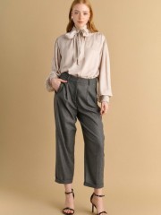 Tweed γκρι ψηλόμεσο carrot fit παντελόνι με μικρές  πιέτες, μπροστινές πλαγιές τσέπες και μικρό ρεβέρ στο τελείωμα Attrattivo