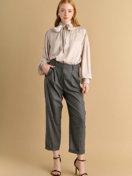 Tweed γκρι ψηλόμεσο carrot fit παντελόνι με μικρές  πιέτες, μπροστινές πλαγιές τσέπες και μικρό ρεβέρ στο τελείωμα Attrattivo