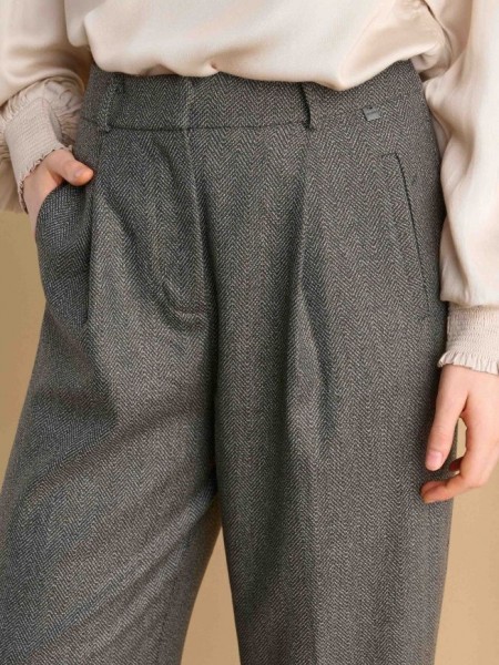 Tweed γκρι ψηλόμεσο carrot fit παντελόνι με μικρές  πιέτες, μπροστινές πλαγιές τσέπες και μικρό ρεβέρ στο τελείωμα Attrattivo