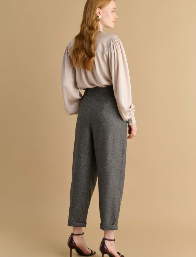 Tweed γκρι ψηλόμεσο carrot fit παντελόνι με μικρές  πιέτες, μπροστινές πλαγιές τσέπες και μικρό ρεβέρ στο τελείωμα Attrattivo