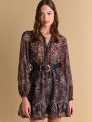 Animal printed καφέ μακρυμάνικο κοντό φόρεμα, με ημιδιάφανο το πάνω μέρος, φαρδιά μανίκια, λάστιχο στην μέση, μικρά βολάν στο τελείωμα και κλείσιμο με χρυσά κουμπιά στο μπροστινό μέρος Attrattivo