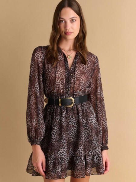 Animal printed καφέ μακρυμάνικο κοντό φόρεμα, με ημιδιάφανο το πάνω μέρος, φαρδιά μανίκια, λάστιχο στην μέση, μικρά βολάν στο τελείωμα και κλείσιμο με χρυσά κουμπιά στο μπροστινό μέρος Attrattivo