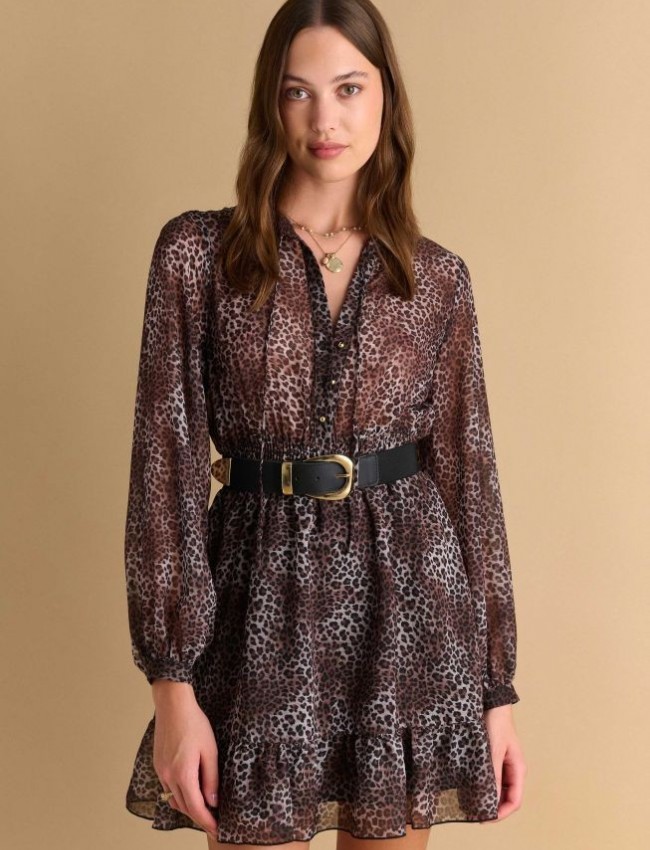 Animal printed καφέ μακρυμάνικο κοντό φόρεμα, με ημιδιάφανο το πάνω μέρος, φαρδιά μανίκια, λάστιχο στην μέση, μικρά βολάν στο τελείωμα και κλείσιμο με χρυσά κουμπιά στο μπροστινό μέρος Attrattivo