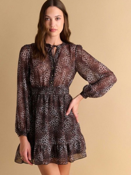 Animal printed καφέ μακρυμάνικο κοντό φόρεμα, με ημιδιάφανο το πάνω μέρος, φαρδιά μανίκια, λάστιχο στην μέση, μικρά βολάν στο τελείωμα και κλείσιμο με χρυσά κουμπιά στο μπροστινό μέρος Attrattivo