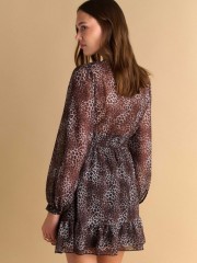 Animal printed καφέ μακρυμάνικο κοντό φόρεμα, με ημιδιάφανο το πάνω μέρος, φαρδιά μανίκια, λάστιχο στην μέση, μικρά βολάν στο τελείωμα και κλείσιμο με χρυσά κουμπιά στο μπροστινό μέρος Attrattivo