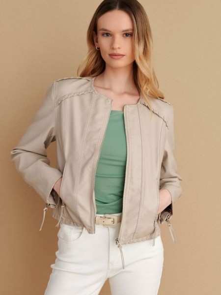 Μπεζ faux-leather jacket, με στρογγυλή λαιμόκοψη, σε μεσάτη γραμμή, κάθετες τσέπες μπροστά και κλείσιμο με φερμουάρ μπροστά Attrattivo 