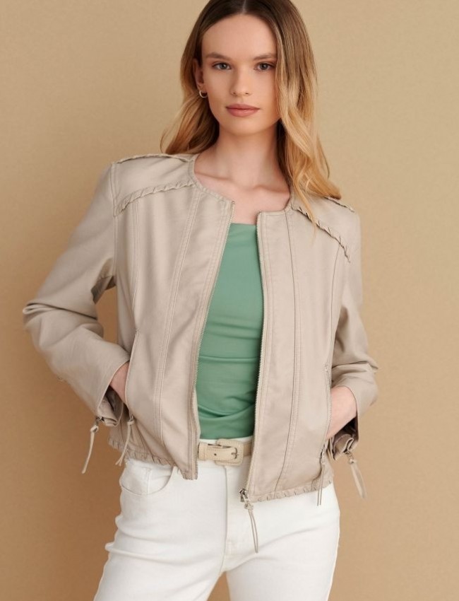 Μπεζ faux-leather jacket, με στρογγυλή λαιμόκοψη, σε μεσάτη γραμμή, κάθετες τσέπες μπροστά και κλείσιμο με φερμουάρ μπροστά Attrattivo 