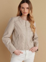 Μπεζ faux-leather jacket, με στρογγυλή λαιμόκοψη, σε μεσάτη γραμμή, κάθετες τσέπες μπροστά και κλείσιμο με φερμουάρ μπροστά Attrattivo 