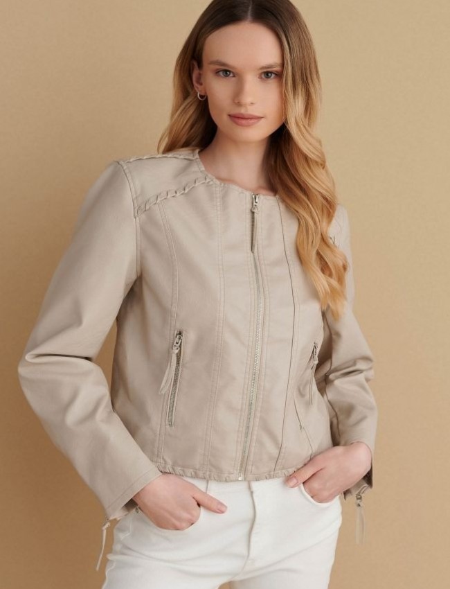 Μπεζ faux-leather jacket, με στρογγυλή λαιμόκοψη, σε μεσάτη γραμμή, κάθετες τσέπες μπροστά και κλείσιμο με φερμουάρ μπροστά Attrattivo 