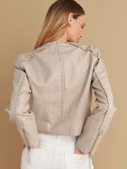 Μπεζ faux-leather jacket, με στρογγυλή λαιμόκοψη, σε μεσάτη γραμμή, κάθετες τσέπες μπροστά και κλείσιμο με φερμουάρ μπροστά Attrattivo 