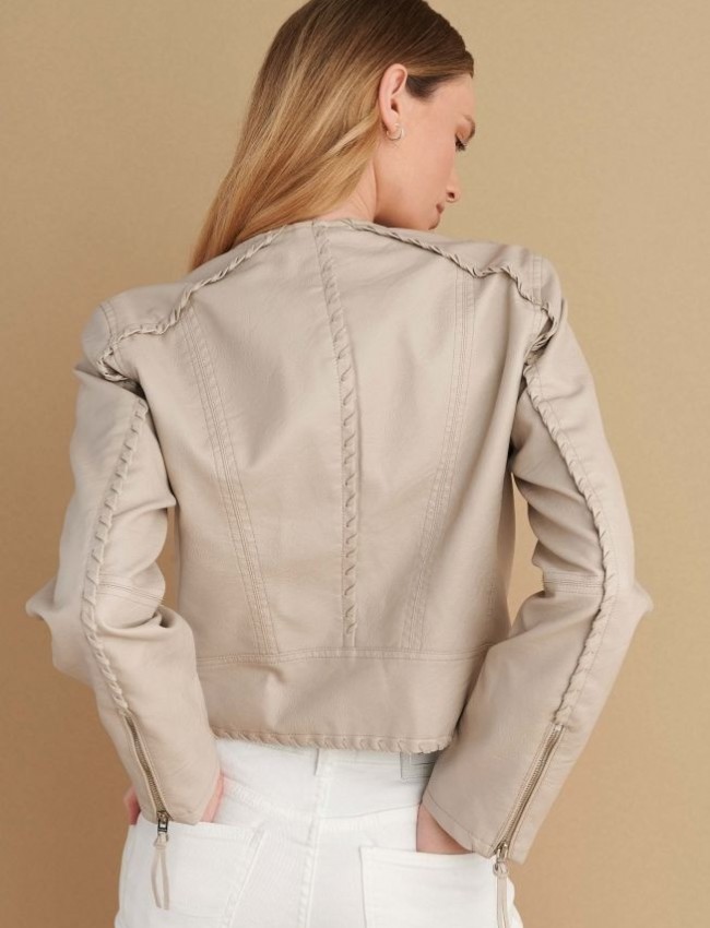 Μπεζ faux-leather jacket, με στρογγυλή λαιμόκοψη, σε μεσάτη γραμμή, κάθετες τσέπες μπροστά και κλείσιμο με φερμουάρ μπροστά Attrattivo 