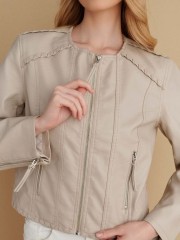 Μπεζ faux-leather jacket, με στρογγυλή λαιμόκοψη, σε μεσάτη γραμμή, κάθετες τσέπες μπροστά και κλείσιμο με φερμουάρ μπροστά Attrattivo 