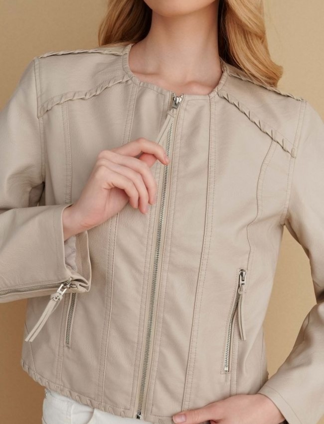 Μπεζ faux-leather jacket, με στρογγυλή λαιμόκοψη, σε μεσάτη γραμμή, κάθετες τσέπες μπροστά και κλείσιμο με φερμουάρ μπροστά Attrattivo 