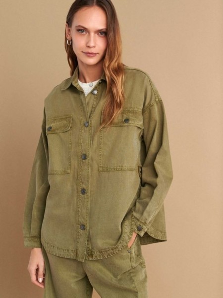 Χακί oversized πουκάμισο-jacket, τύπου millitary, με μεγάλες τετράγωνες τσέπες μπροστά, κεντημένο λουλούδι στην πλάτη και πλαϊνά στρογγυλεμένα ανοίγματα στο τελείωμα Attrattivo  