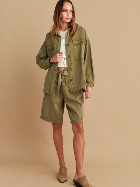 Χακί oversized πουκάμισο-jacket, τύπου millitary, με μεγάλες τετράγωνες τσέπες μπροστά, κεντημένο λουλούδι στην πλάτη και πλαϊνά στρογγυλεμένα ανοίγματα στο τελείωμα Attrattivo  
