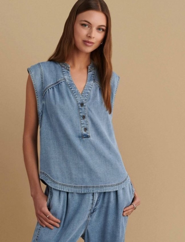 Blue jean αμάνικη μπλούζα, σε ίσια γραμμή, με V στην μάο γιακά λαιμόκοψη, διακοσμητικά ταμπά γαζιά και στρογγυλεμένο τελείωμα Attrattivo 