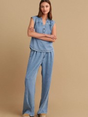 Blue jean αμάνικη μπλούζα, σε ίσια γραμμή, με V στην μάο γιακά λαιμόκοψη, διακοσμητικά ταμπά γαζιά και στρογγυλεμένο τελείωμα Attrattivo 