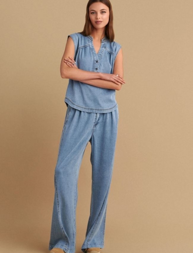 Blue jean αμάνικη μπλούζα, σε ίσια γραμμή, με V στην μάο γιακά λαιμόκοψη, διακοσμητικά ταμπά γαζιά και στρογγυλεμένο τελείωμα Attrattivo 