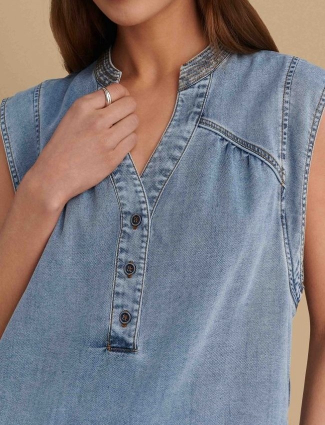 Blue jean αμάνικη μπλούζα, σε ίσια γραμμή, με V στην μάο γιακά λαιμόκοψη, διακοσμητικά ταμπά γαζιά και στρογγυλεμένο τελείωμα Attrattivo 