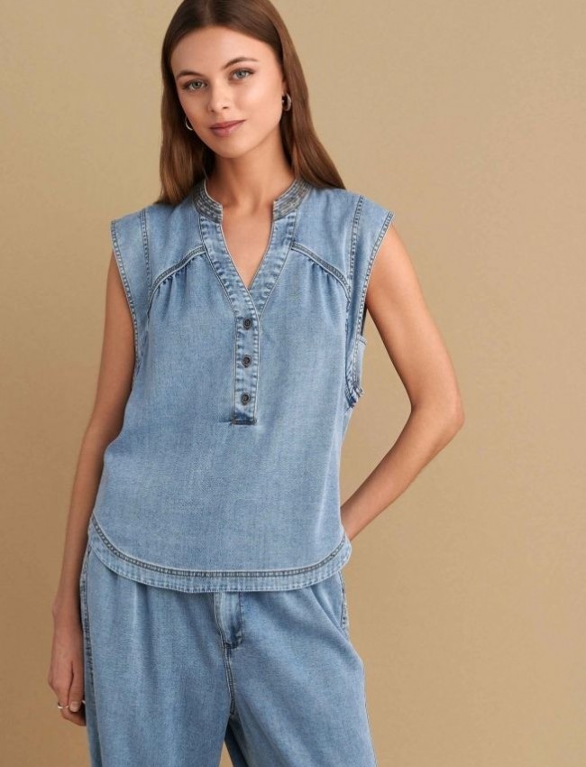 Blue jean αμάνικη μπλούζα, σε ίσια γραμμή, με V στην μάο γιακά λαιμόκοψη, διακοσμητικά ταμπά γαζιά και στρογγυλεμένο τελείωμα Attrattivo 