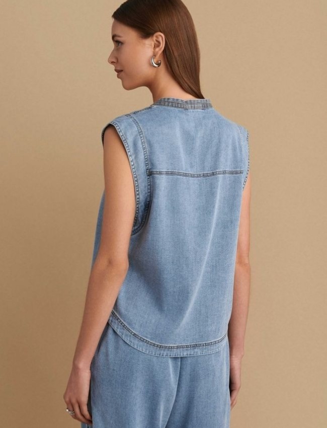 Blue jean αμάνικη μπλούζα, σε ίσια γραμμή, με V στην μάο γιακά λαιμόκοψη, διακοσμητικά ταμπά γαζιά και στρογγυλεμένο τελείωμα Attrattivo 