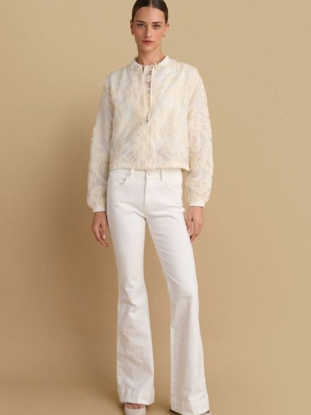 Βανίλια bober-jacket, με broderie λεπτομέρειες, κλειστή στρογγυλή λαιμόκοψη, ρυθμιζόμενο λάστιχο στο τελείωμα, διακοσμητικές πέρλες και κλείσιμο με φερμουάρ μπροστά Attrattivo 