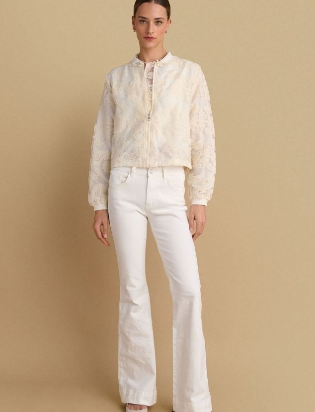 Βανίλια bober-jacket, με broderie λεπτομέρειες, κλειστή στρογγυλή λαιμόκοψη, ρυθμιζόμενο λάστιχο στο τελείωμα, διακοσμητικές πέρλες και κλείσιμο με φερμουάρ μπροστά Attrattivo 