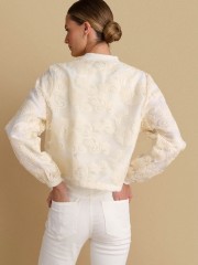 Βανίλια bober-jacket, με broderie λεπτομέρειες, κλειστή στρογγυλή λαιμόκοψη, ρυθμιζόμενο λάστιχο στο τελείωμα, διακοσμητικές πέρλες και κλείσιμο με φερμουάρ μπροστά Attrattivo 