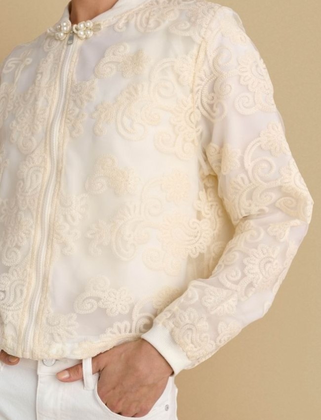 Βανίλια bober-jacket, με broderie λεπτομέρειες, κλειστή στρογγυλή λαιμόκοψη, ρυθμιζόμενο λάστιχο στο τελείωμα, διακοσμητικές πέρλες και κλείσιμο με φερμουάρ μπροστά Attrattivo 