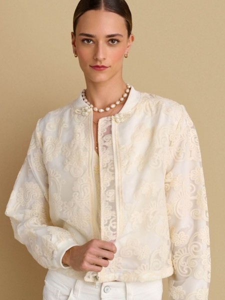 Βανίλια bober-jacket, με broderie λεπτομέρειες, κλειστή στρογγυλή λαιμόκοψη, ρυθμιζόμενο λάστιχο στο τελείωμα, διακοσμητικές πέρλες και κλείσιμο με φερμουάρ μπροστά Attrattivo 