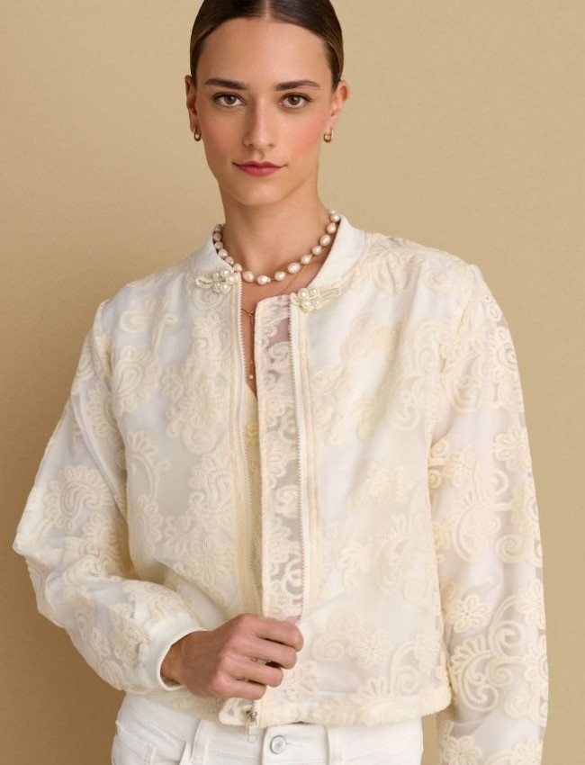 Βανίλια bober-jacket, με broderie λεπτομέρειες, κλειστή στρογγυλή λαιμόκοψη, ρυθμιζόμενο λάστιχο στο τελείωμα, διακοσμητικές πέρλες και κλείσιμο με φερμουάρ μπροστά Attrattivo 