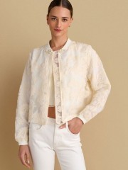 Βανίλια bober-jacket, με broderie λεπτομέρειες, κλειστή στρογγυλή λαιμόκοψη, ρυθμιζόμενο λάστιχο στο τελείωμα, διακοσμητικές πέρλες και κλείσιμο με φερμουάρ μπροστά Attrattivo 